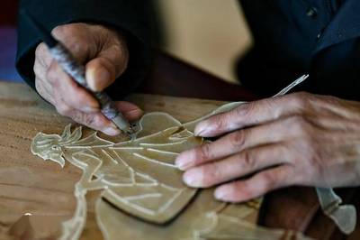 皮影劇團“皮”出新花樣 制作