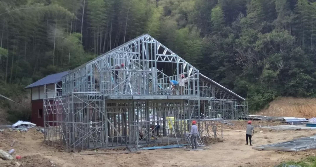 走進(jìn)六安佛子嶺景區(qū),體驗(yàn)裝配式鋼結(jié)構(gòu)民宿之美